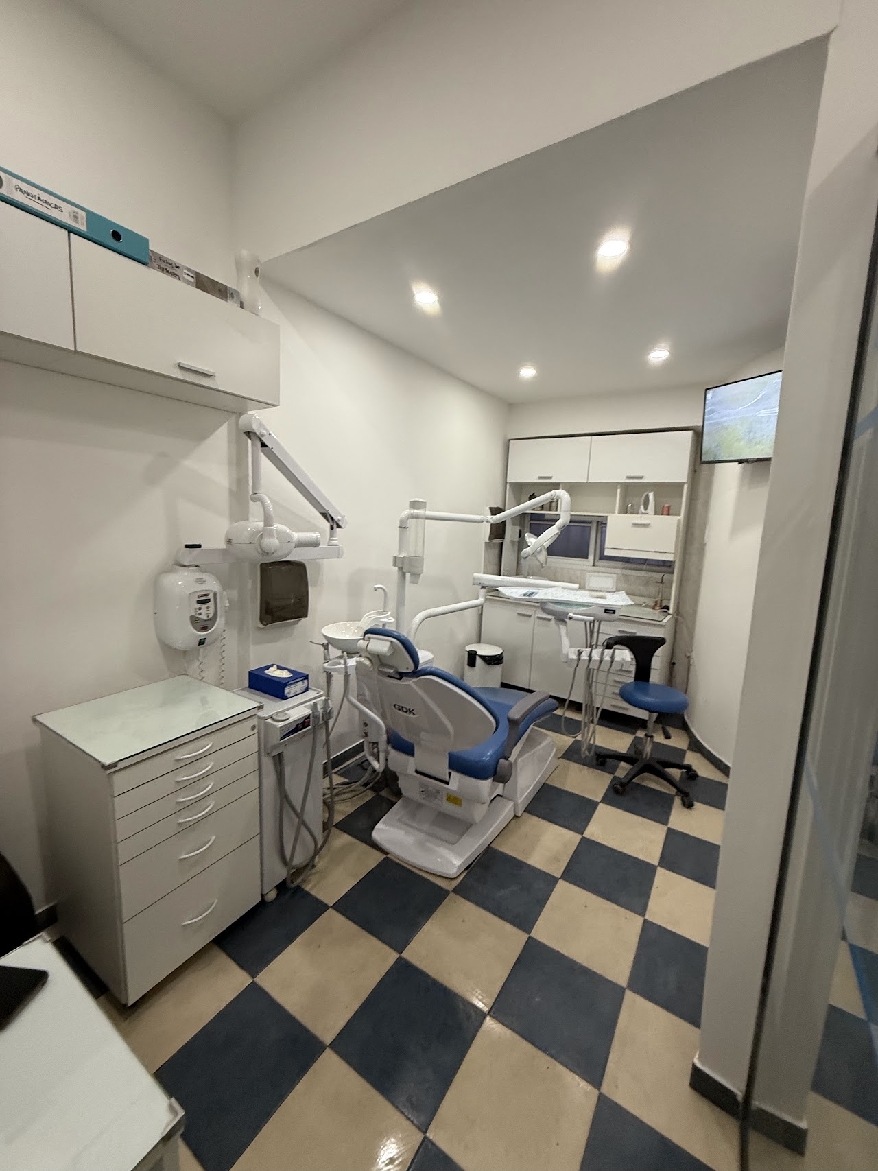 Consultorio odontológico moderno con sillón dental de última generación y pantalla 3D en Berazategui