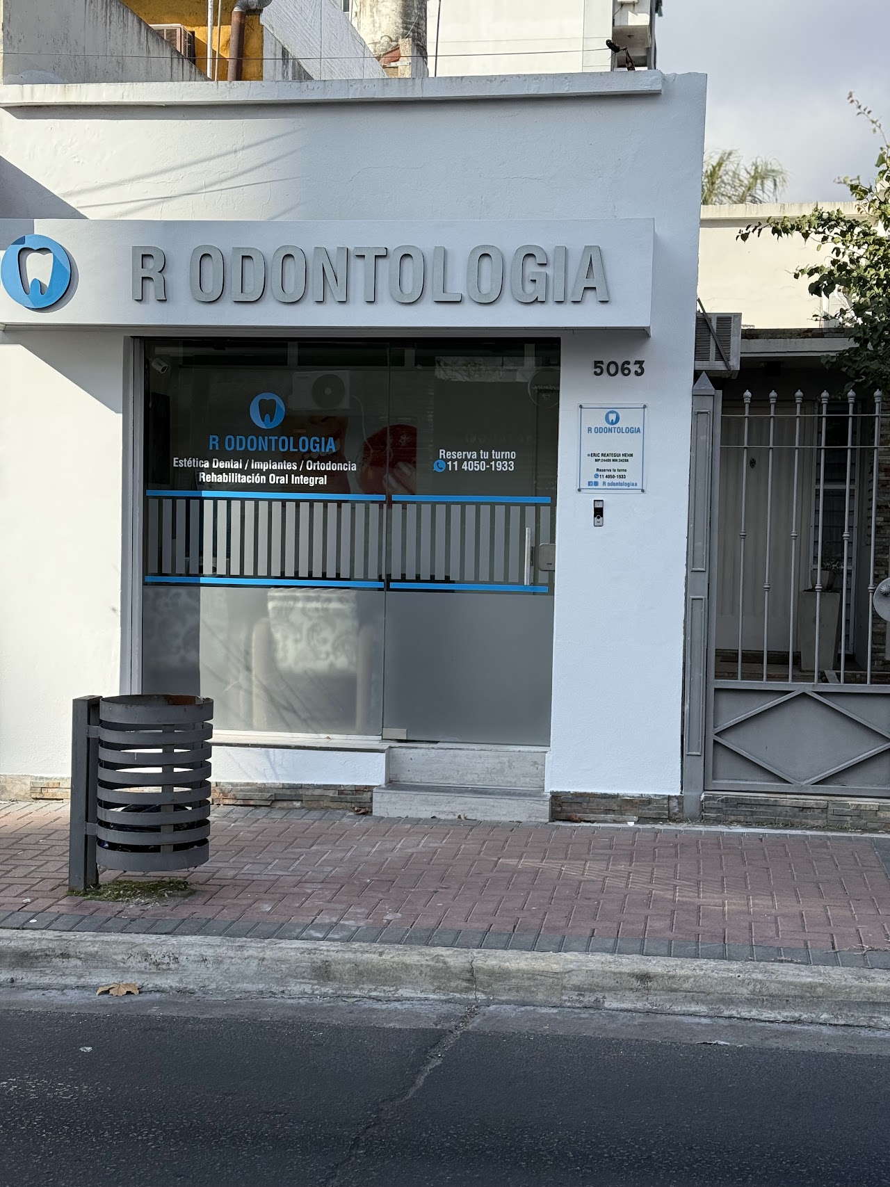 Recepción y sala de espera moderna de la clínica R Odontología en Berazategui