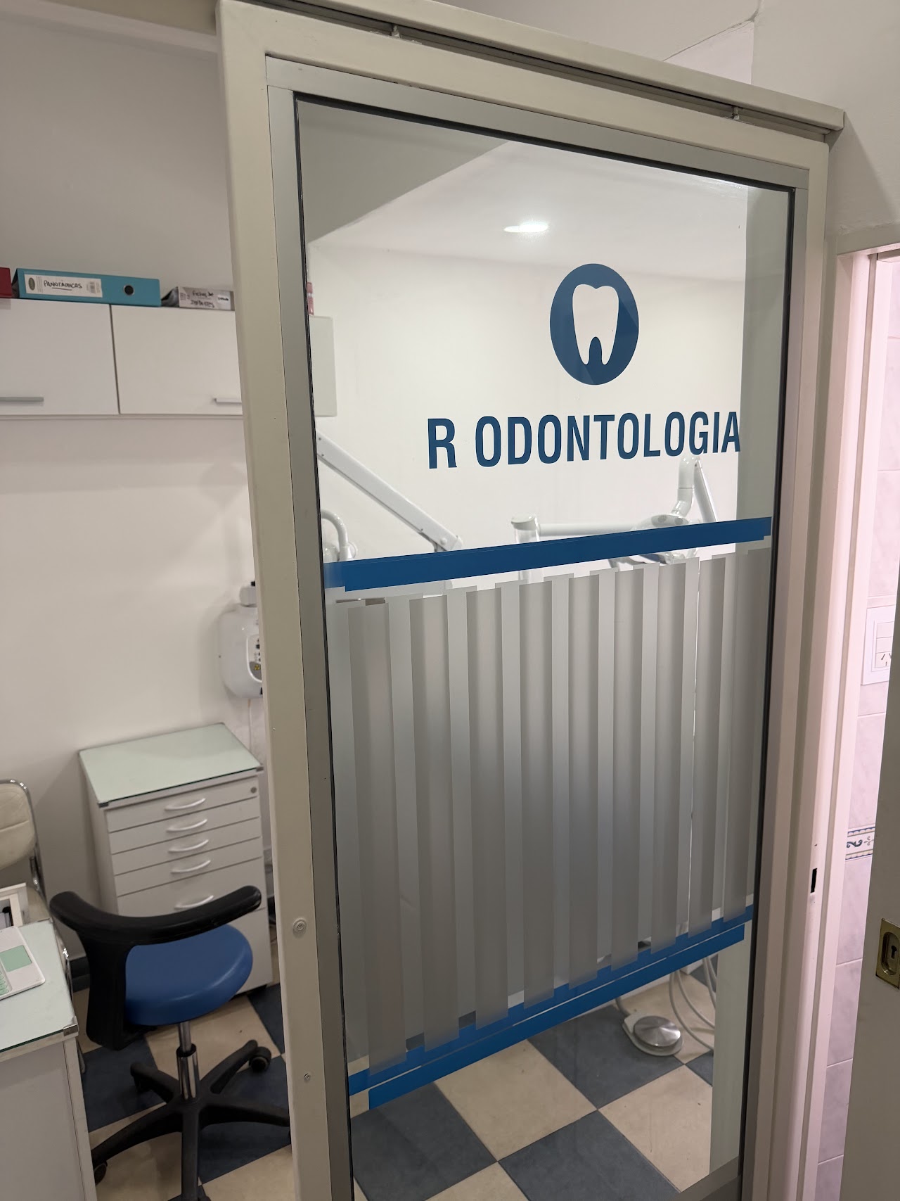 Sala de atención clínica ergonómica con tecnología de bioseguridad y monitores de control